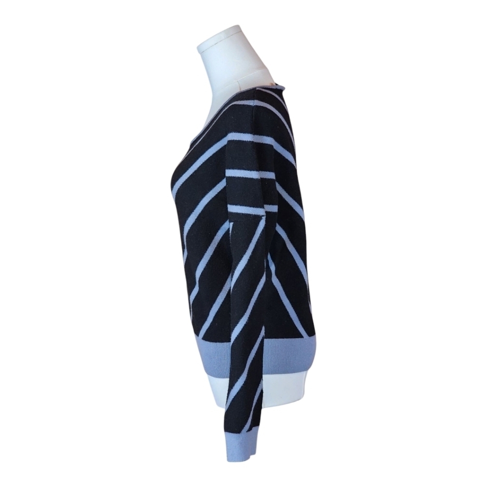 T Tahari Black Chevron V-Neck Sweater Light Blue Trim Soft Stretch Knit Chic L - Picture 2 of 7
